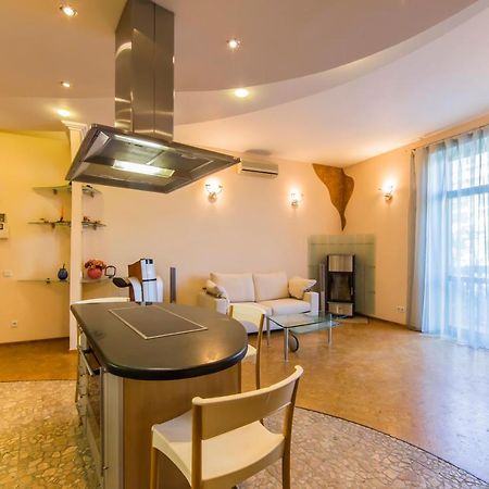 3-Room Apartments On Khreshchatyk. Building With Star Kiev Esterno foto