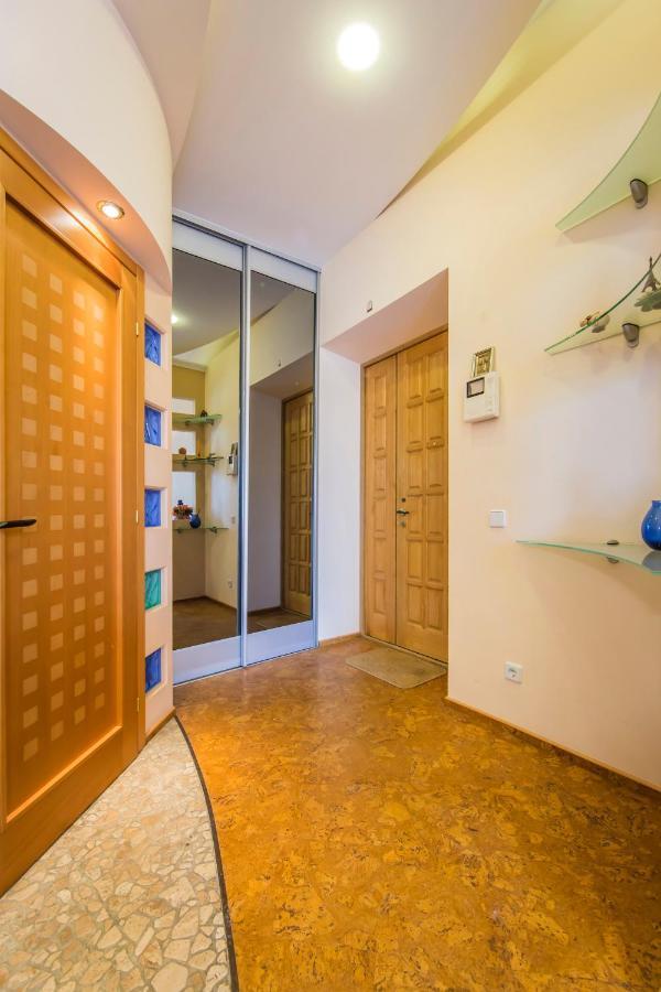 3-Room Apartments On Khreshchatyk. Building With Star Kiev Esterno foto