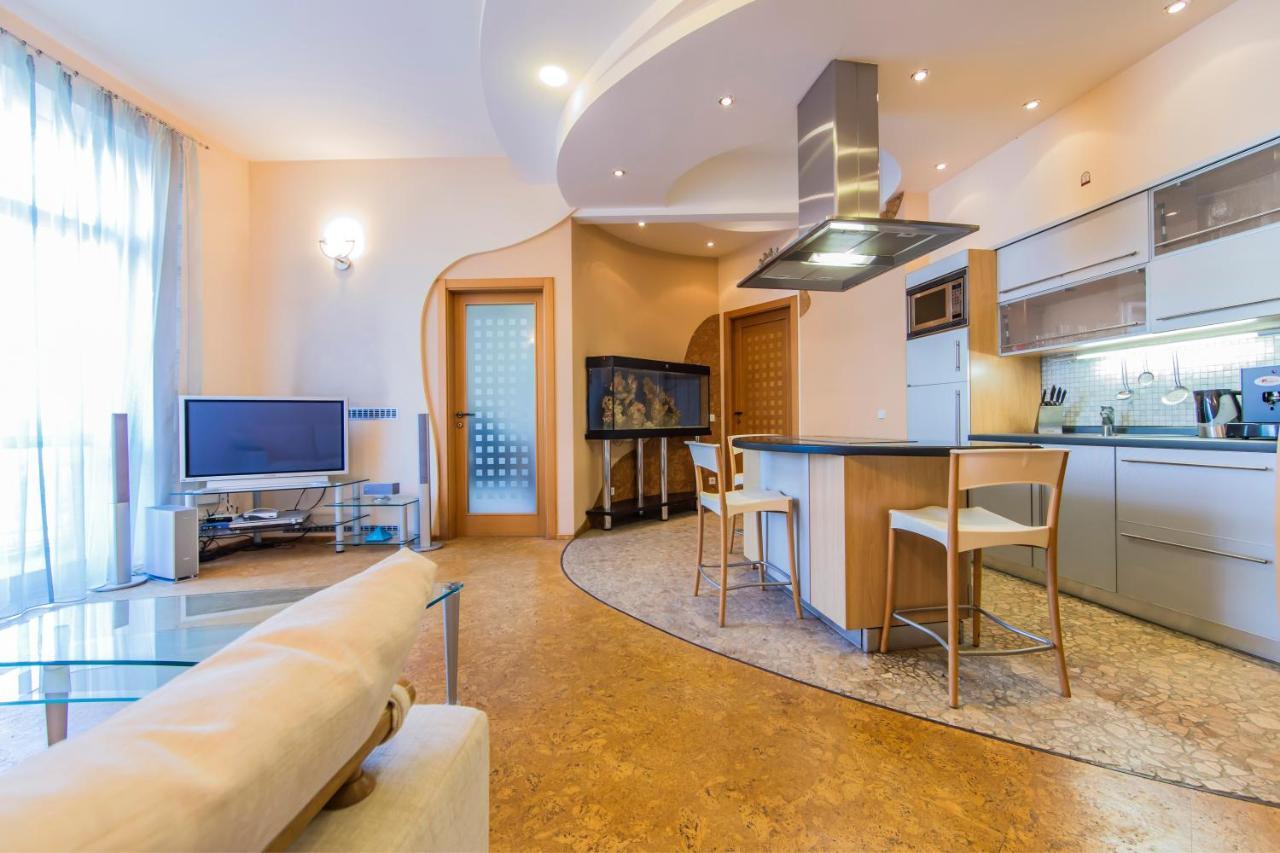 3-Room Apartments On Khreshchatyk. Building With Star Kiev Esterno foto