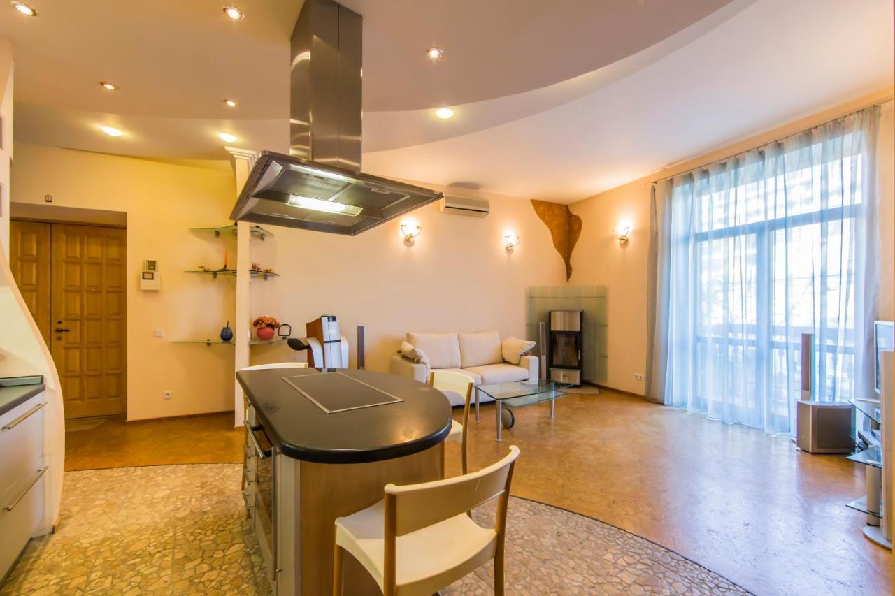 3-Room Apartments On Khreshchatyk. Building With Star Kiev Esterno foto
