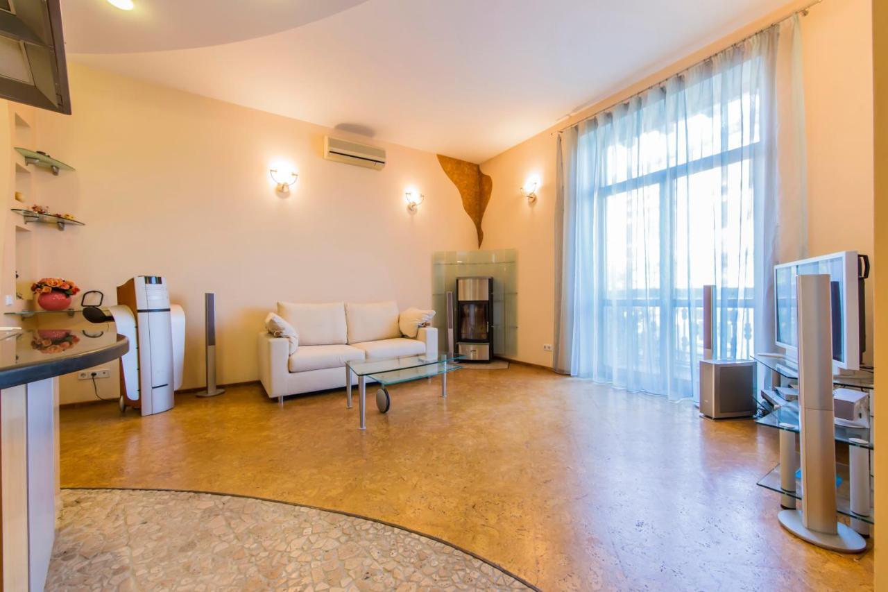3-Room Apartments On Khreshchatyk. Building With Star Kiev Esterno foto