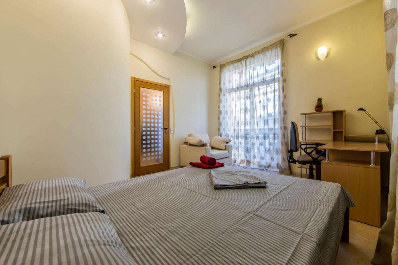 3-Room Apartments On Khreshchatyk. Building With Star Kiev Esterno foto