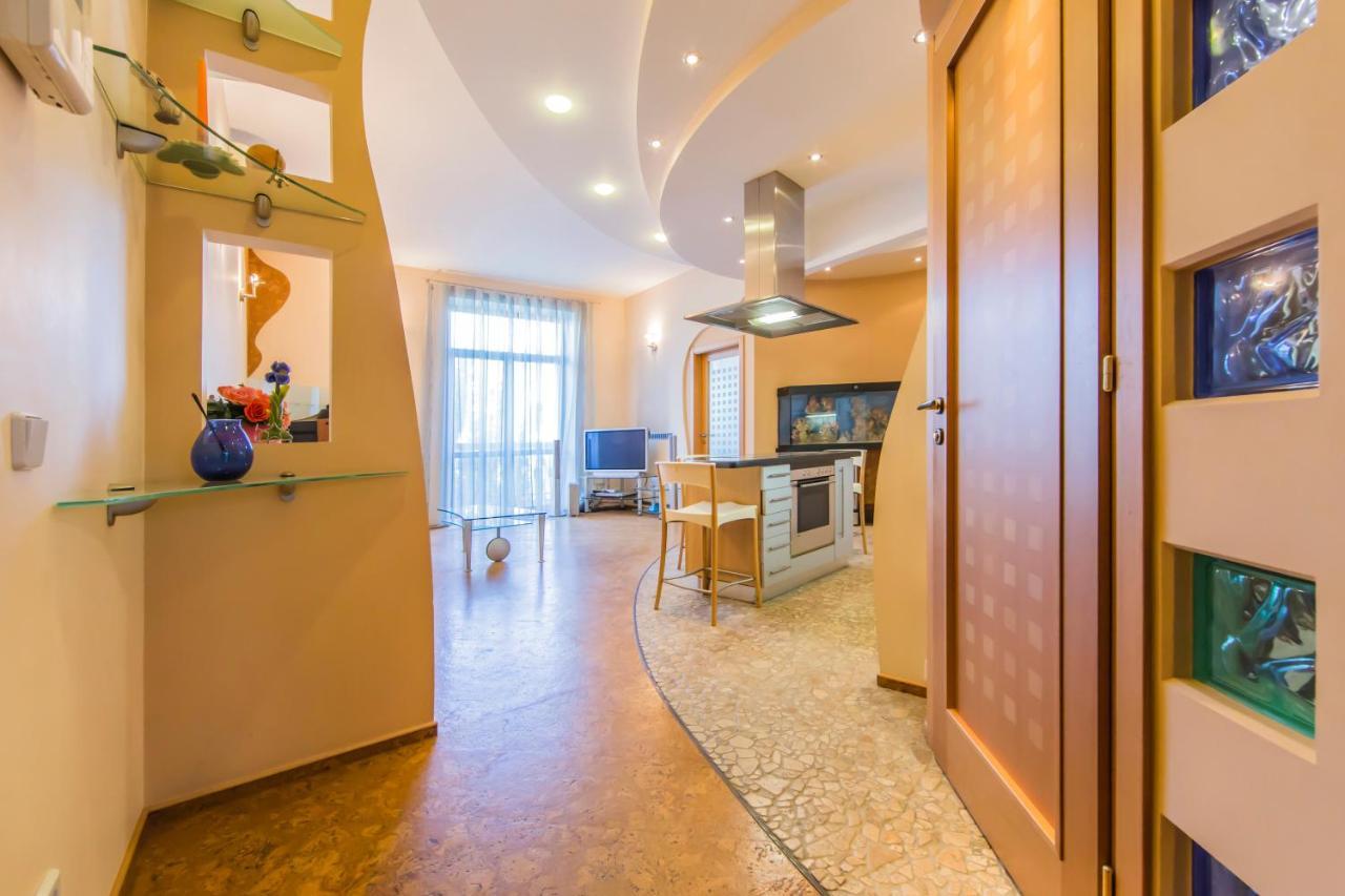 3-Room Apartments On Khreshchatyk. Building With Star Kiev Esterno foto