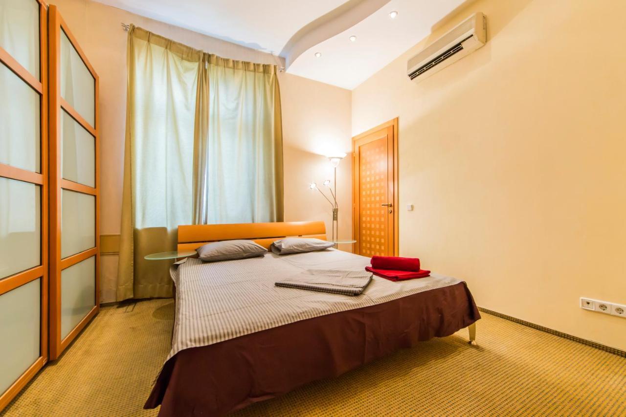 3-Room Apartments On Khreshchatyk. Building With Star Kiev Esterno foto